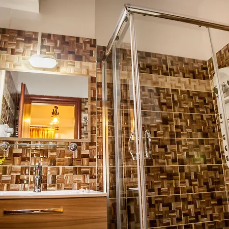 Tasia Mountain هانيا